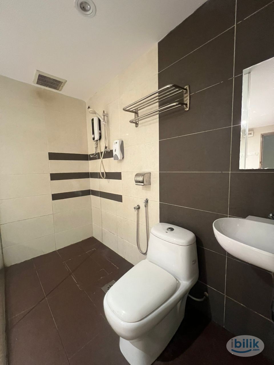 Free Deposit ❗ Master Room attach Private Toilet Available near Seksyen 7 - Image 3