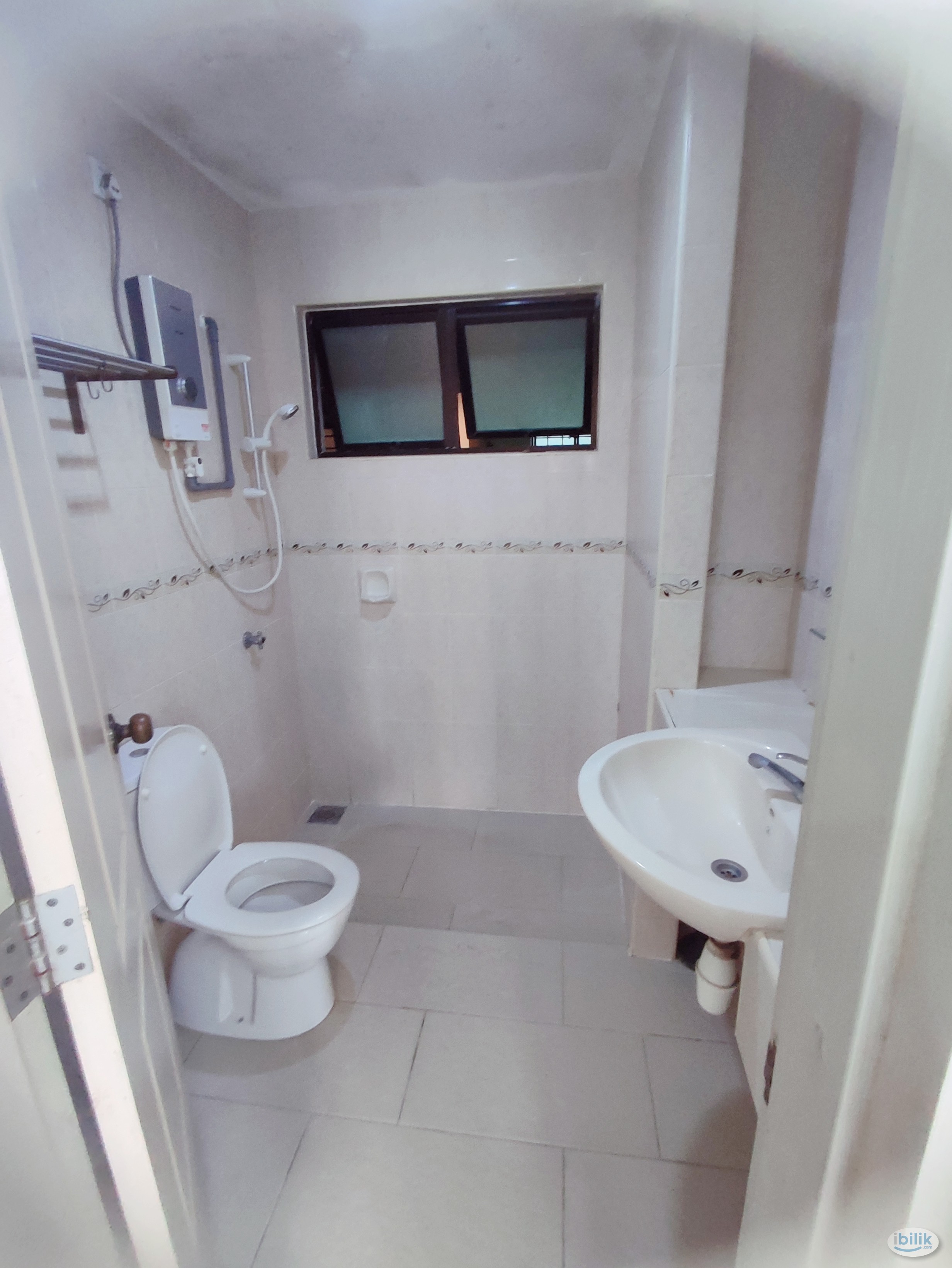 Open gender middle room at Pelangi Utama condominium - Image 3