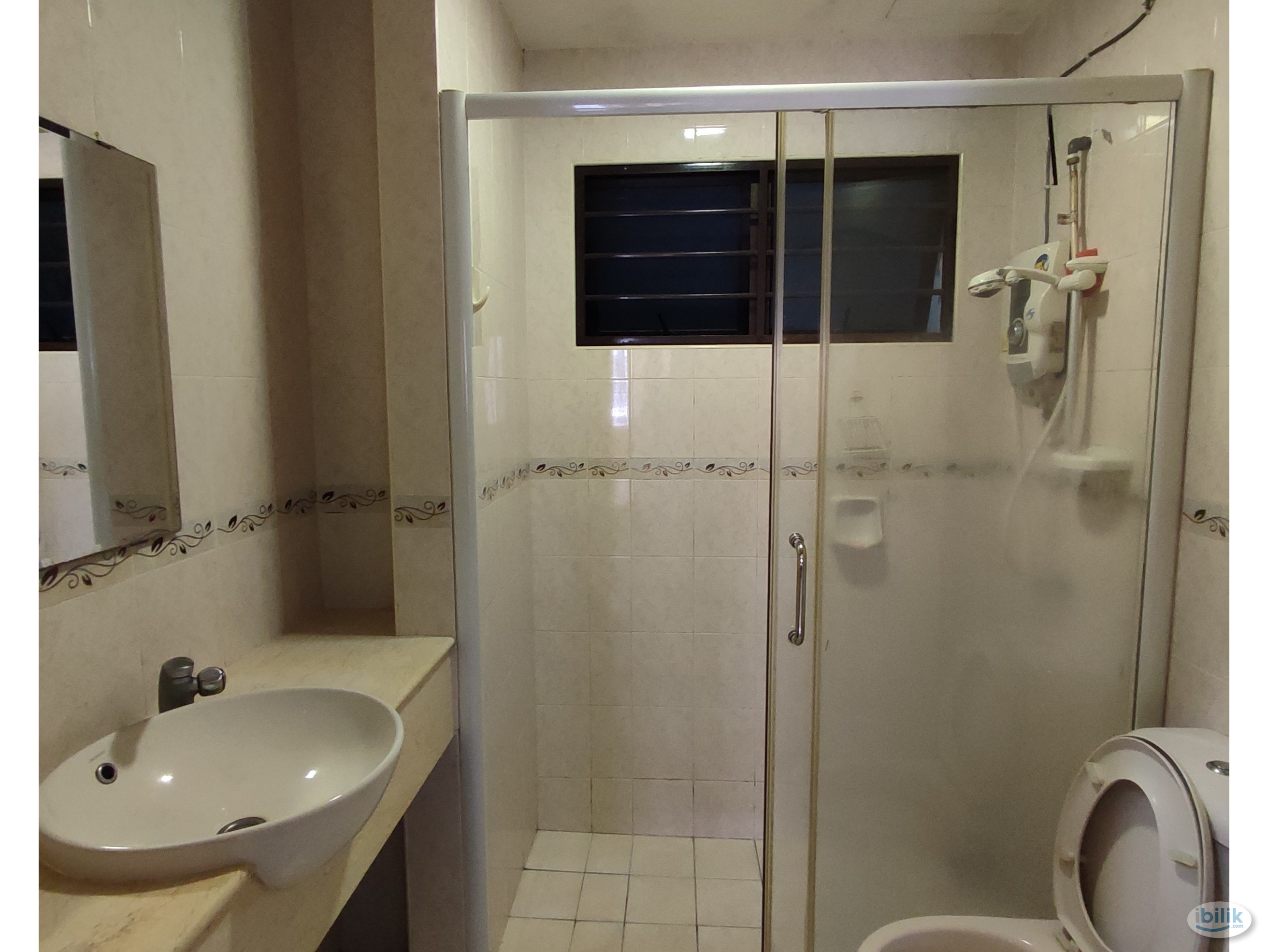 Big cabinet master bedroom for any gender at Pelangi utama condominium - Image 4