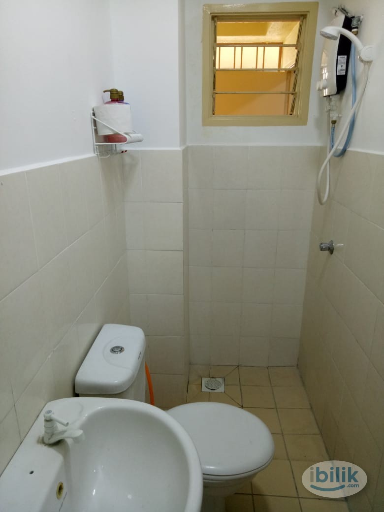 Middle Room at Sri Dahlia Apartment, Kajang - Image 2