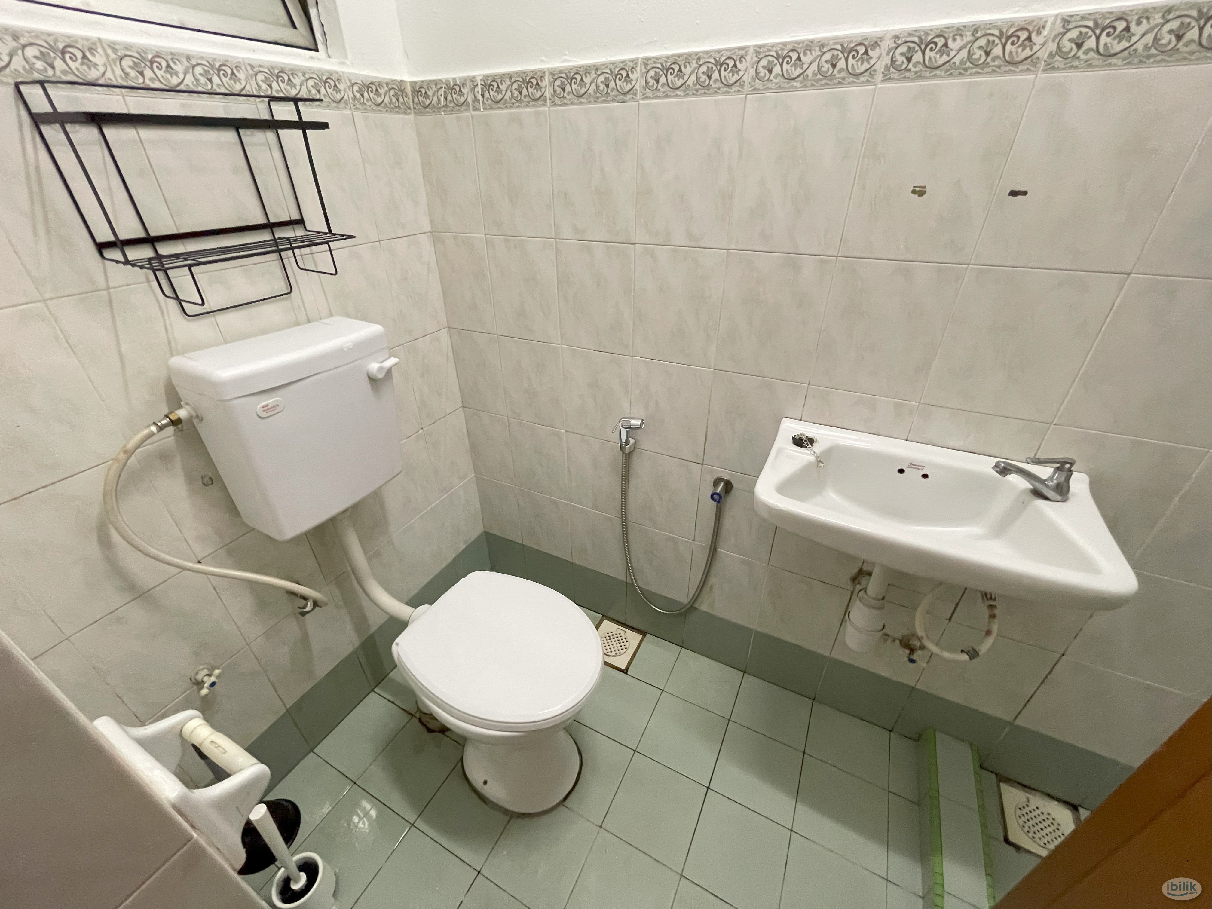 Clean Mix Gender Middle Room at Pelangi Damansara, Bandar Utama Near MRT SBK08 - Image 4