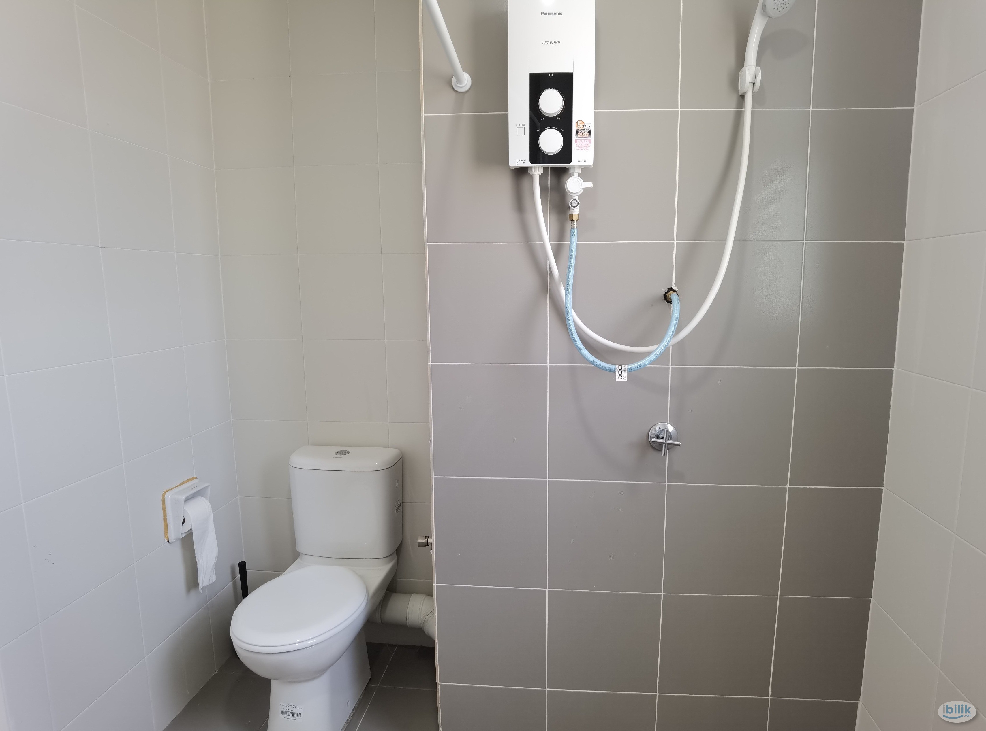 Master Room at Elit Heights, Bayan Baru - Image 2