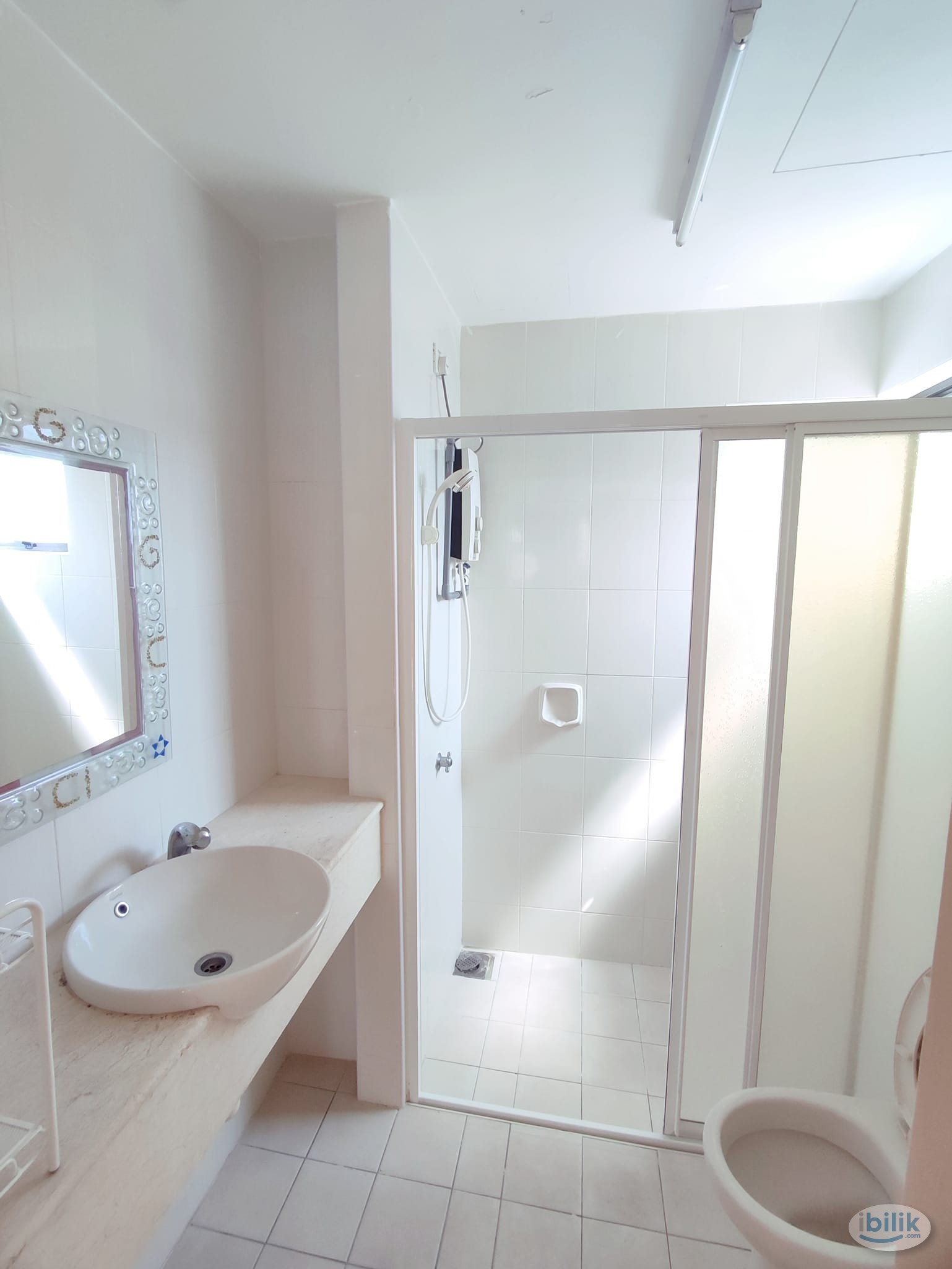 Master room available at pelangi utama - Image 2