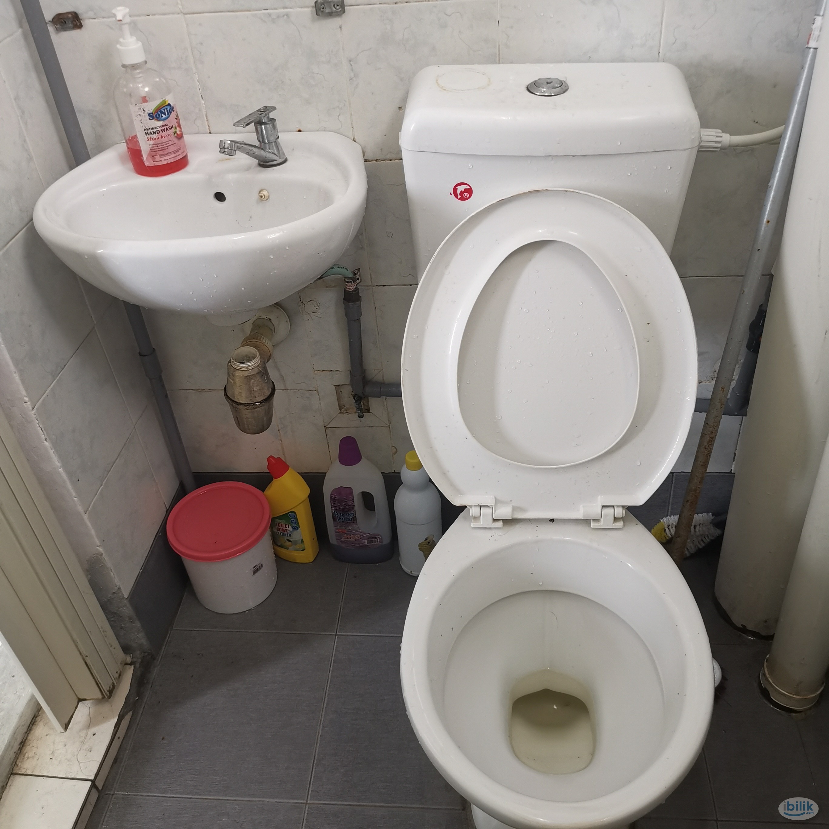 Master aircon room available for working couple - Image 2