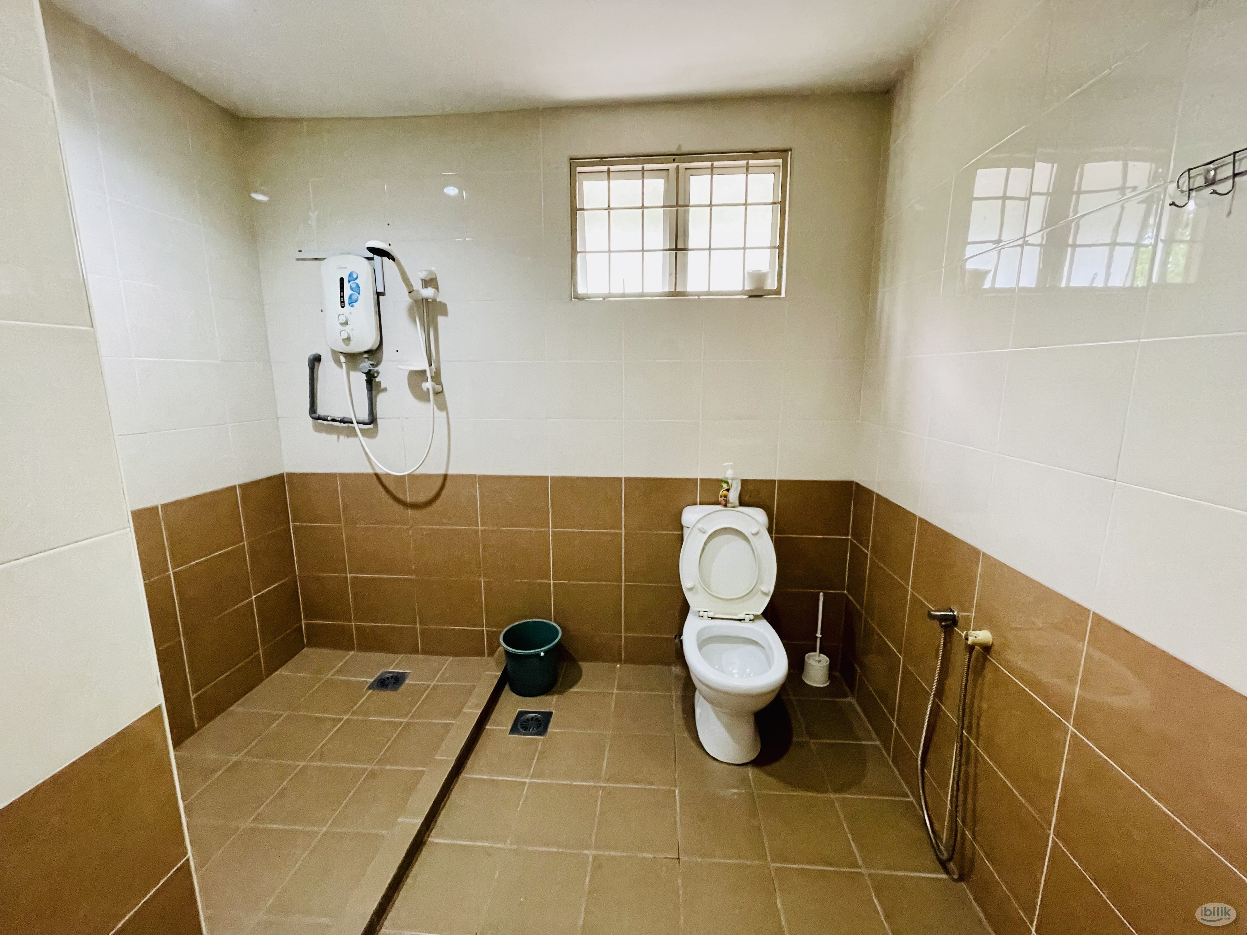 Middle Room For Rent at Taman SEA, Petaling Jaya - Image 1