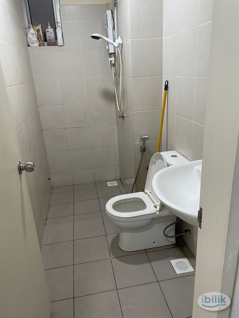 Master Room at Seri Wahyu Residences besides Lakeville Residence, Jalan Ipoh - Image 4