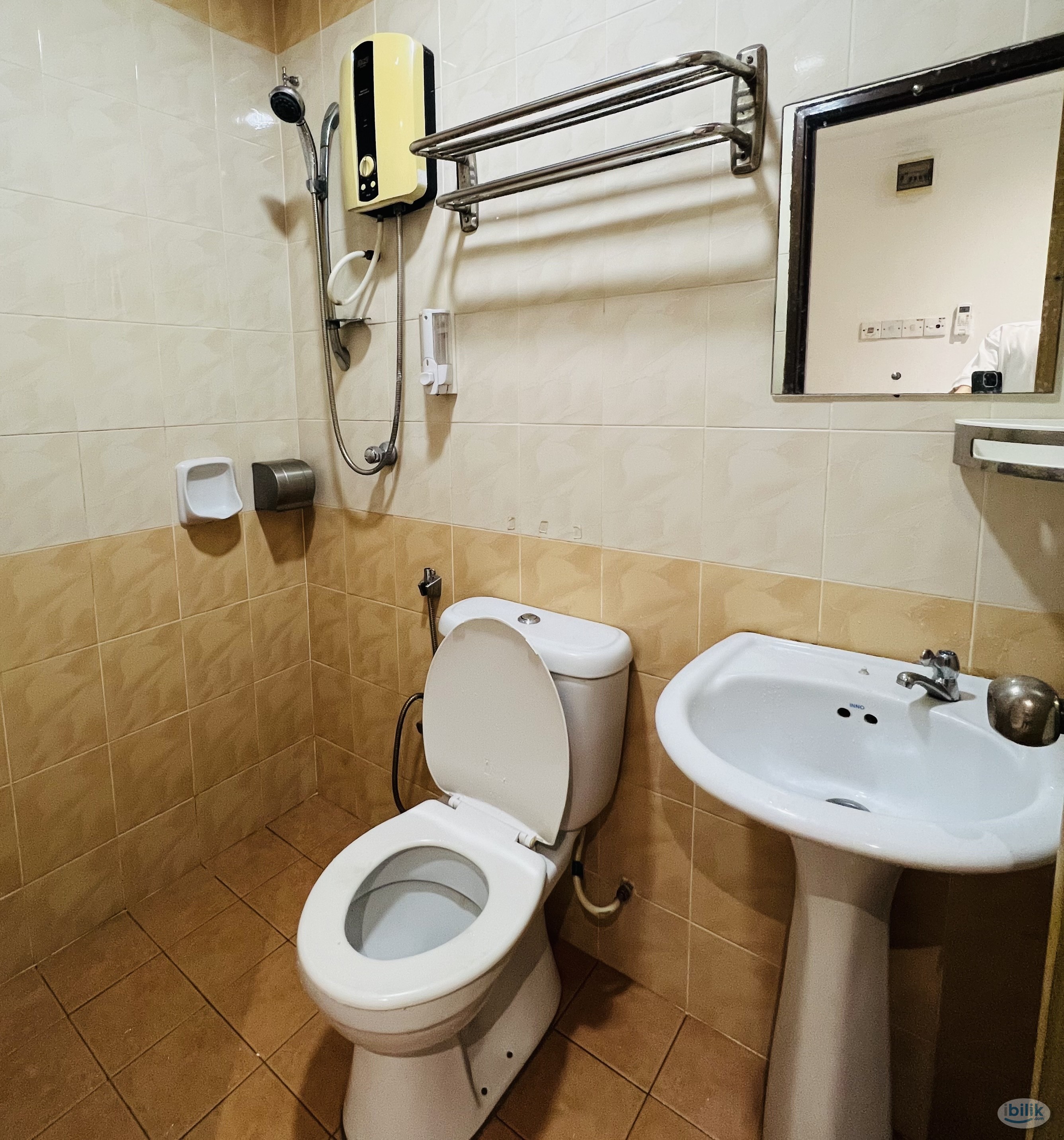 Walking distance to LRT Masjid Jamek  Private bathroom Master Room at Masjid Jamek, KL City Centre - Image 4