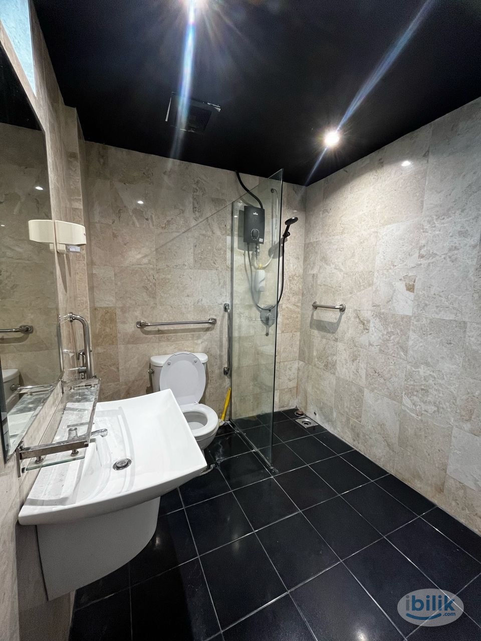 🔥Masteroom Nearby Time square 🔥walking distance to LRT 🚝 Private bathroom 🔥 0 deposit - Image 1