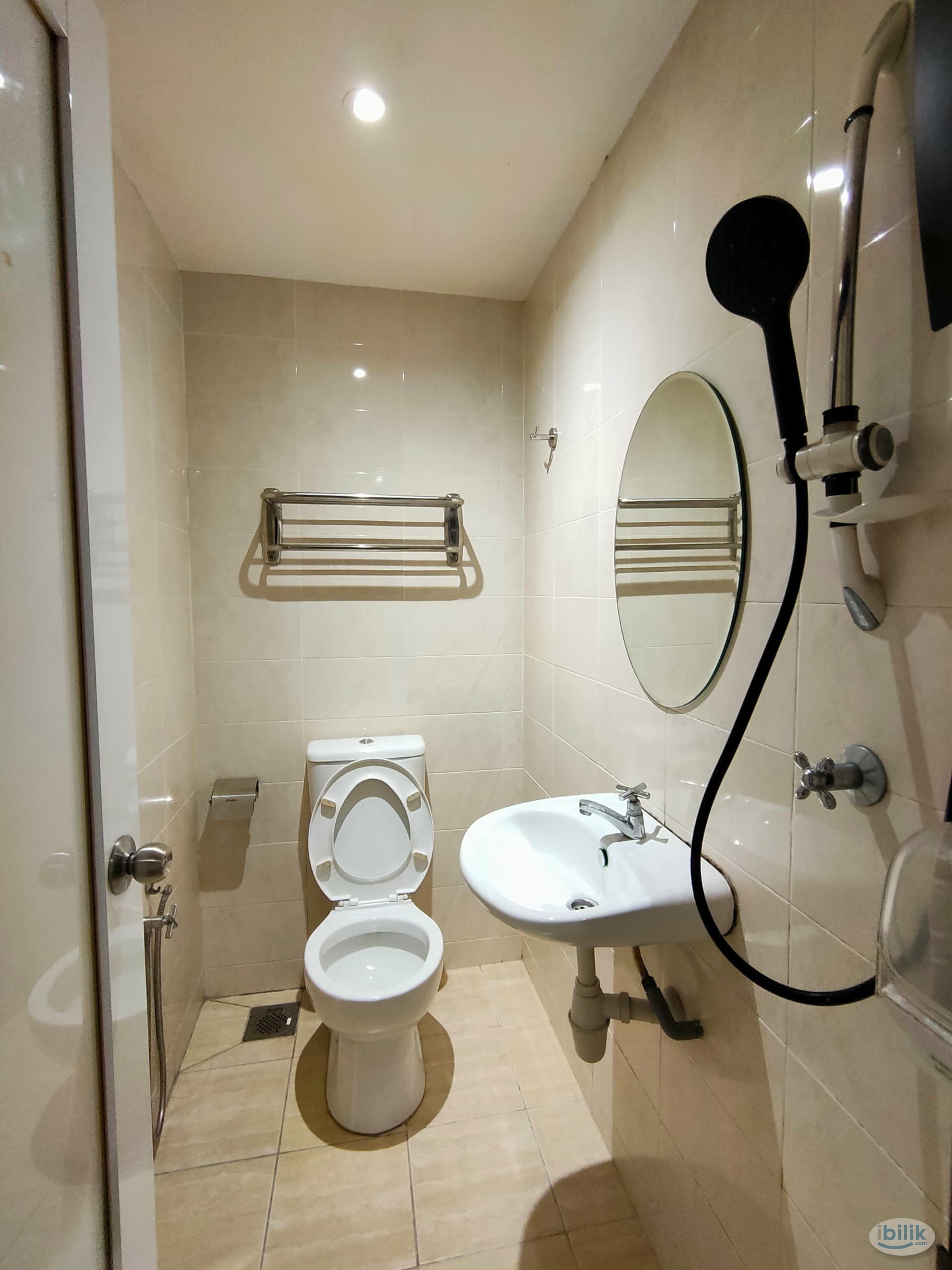 Zero Deposit !!!Middle Room at Damansara Perdana, Petaling Jaya - Image 2