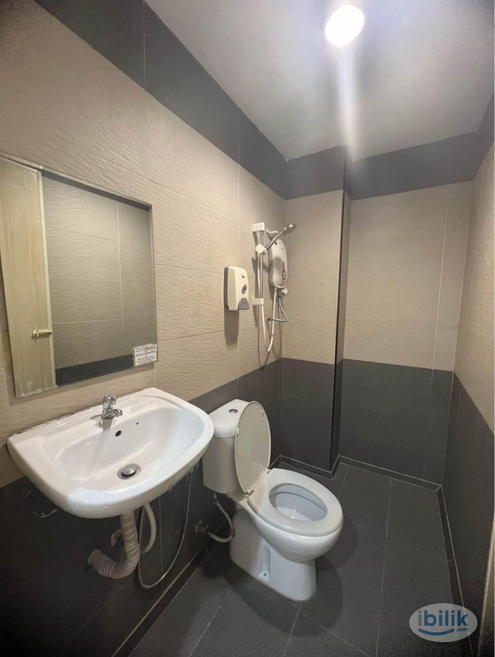 🔥Cozy Room For Rent At SS6 🔥WALKING DISTANCE🚶Giant Mall Kelana Jaya🚶Vision College🚶Paradigm mall🚶Unitar International Ac - Image 2