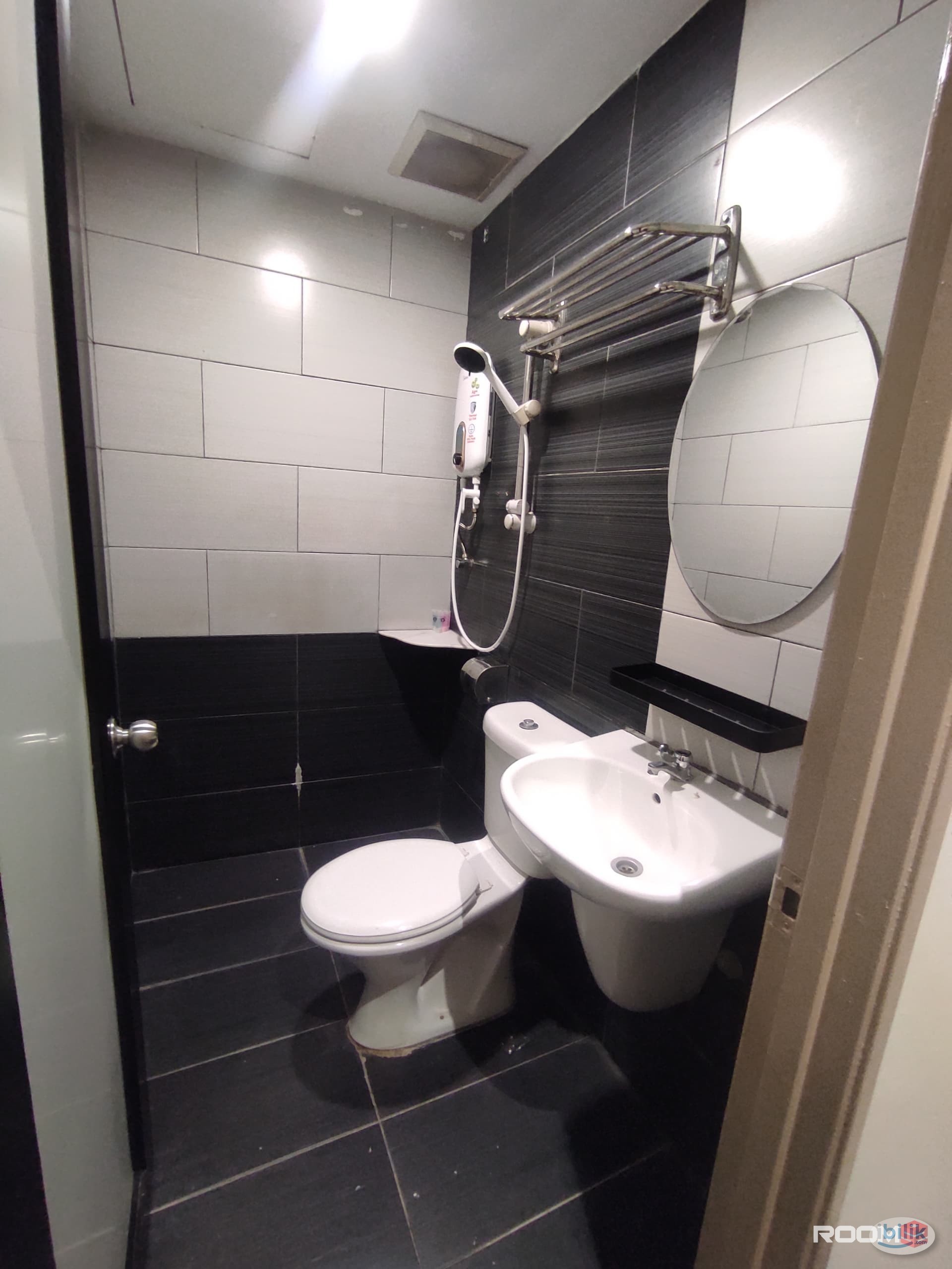 Master Room at Bandar Sunway, Petaling Jaya - Image 3