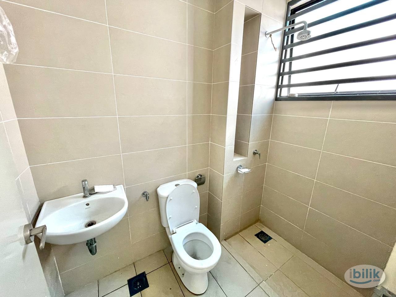 🏚️🎀BILIK SEWA SENDAYAN,  MEDIUM ROOM  SURIAMAN 3🎀🏚️ - Image 1