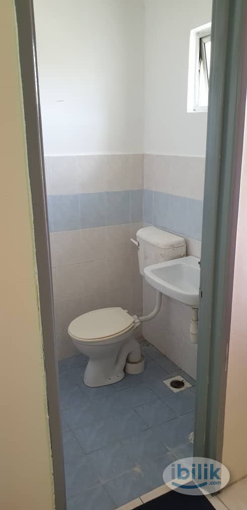 Single Room at MRT Taman Equine, Seri Kembangan - Image 3