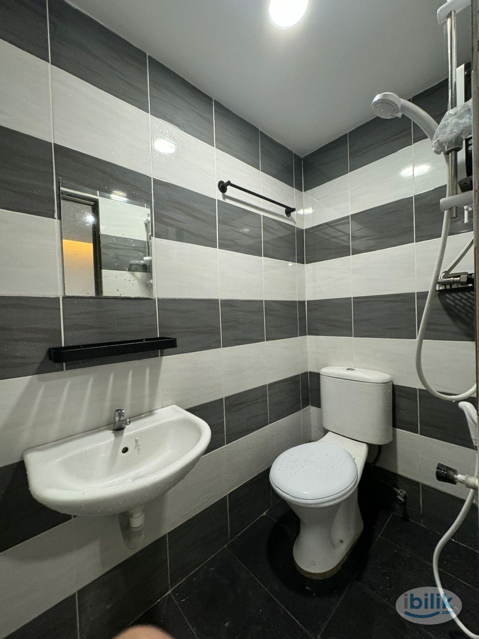 0 Depo ❗ Near The Mines Mall🚗 Room + Private Toilet at Seri Kembangan - Image 1