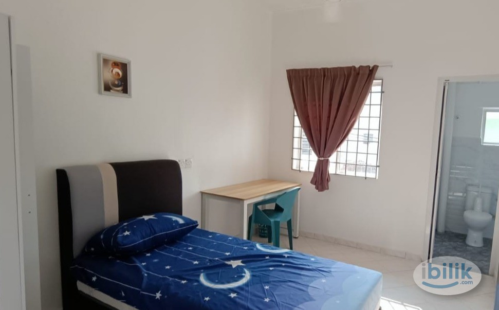 Middle Private Room With Shared Adjoining Bathroom. - Image 1