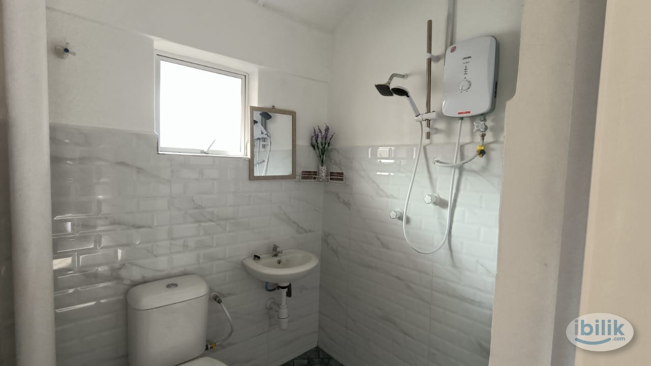 Middle Private Room With Shared Adjoining Bathroom. - Image 5