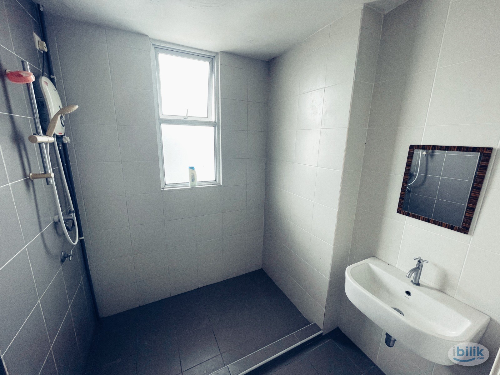 Middle Room at Elit Heights, Bayan Baru - Image 4