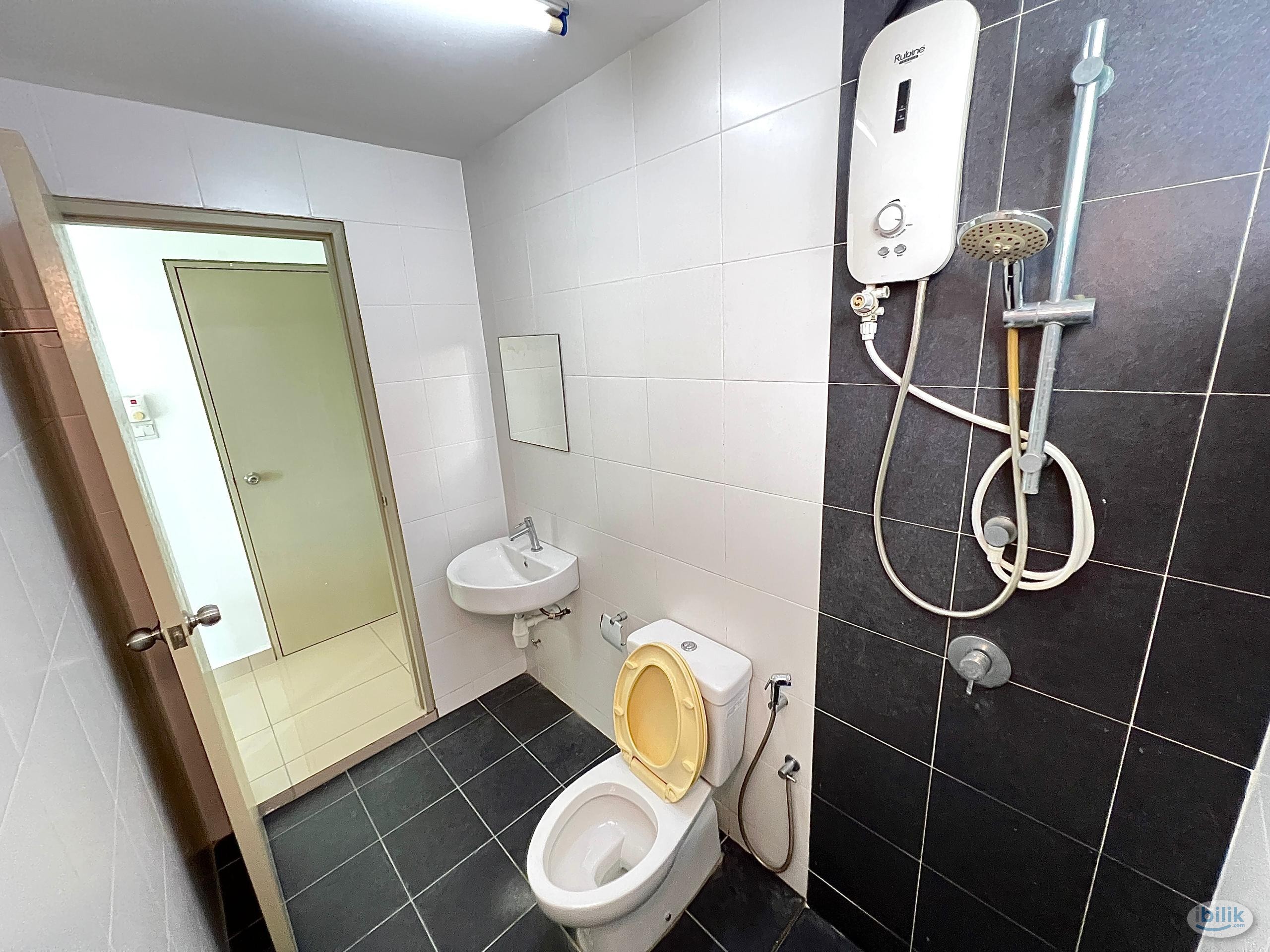 Middle Room at Ara Damansara, Petaling Jaya - Image 4