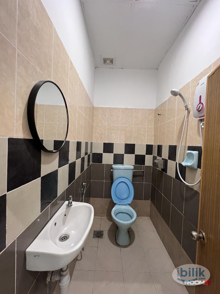 Near LRT Kelana Jaya🚄 Room with 🚽@ Room Rent at SS3, Paradigm mall - Image 2
