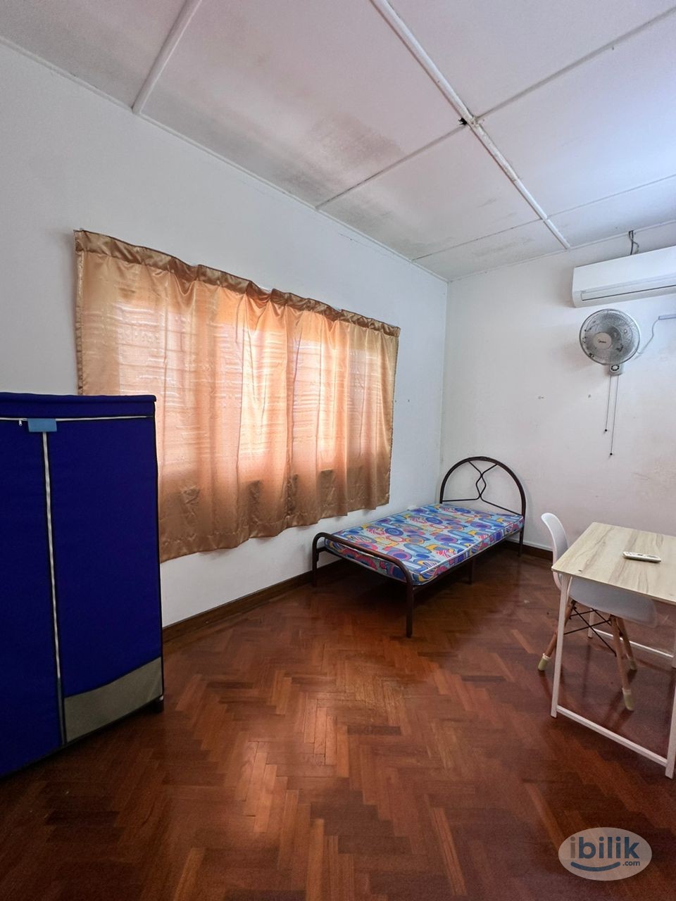 Middle Room With Balcony at Sea Park, 10mins walking to LRT Paramount Petaling Jaya - Image 1