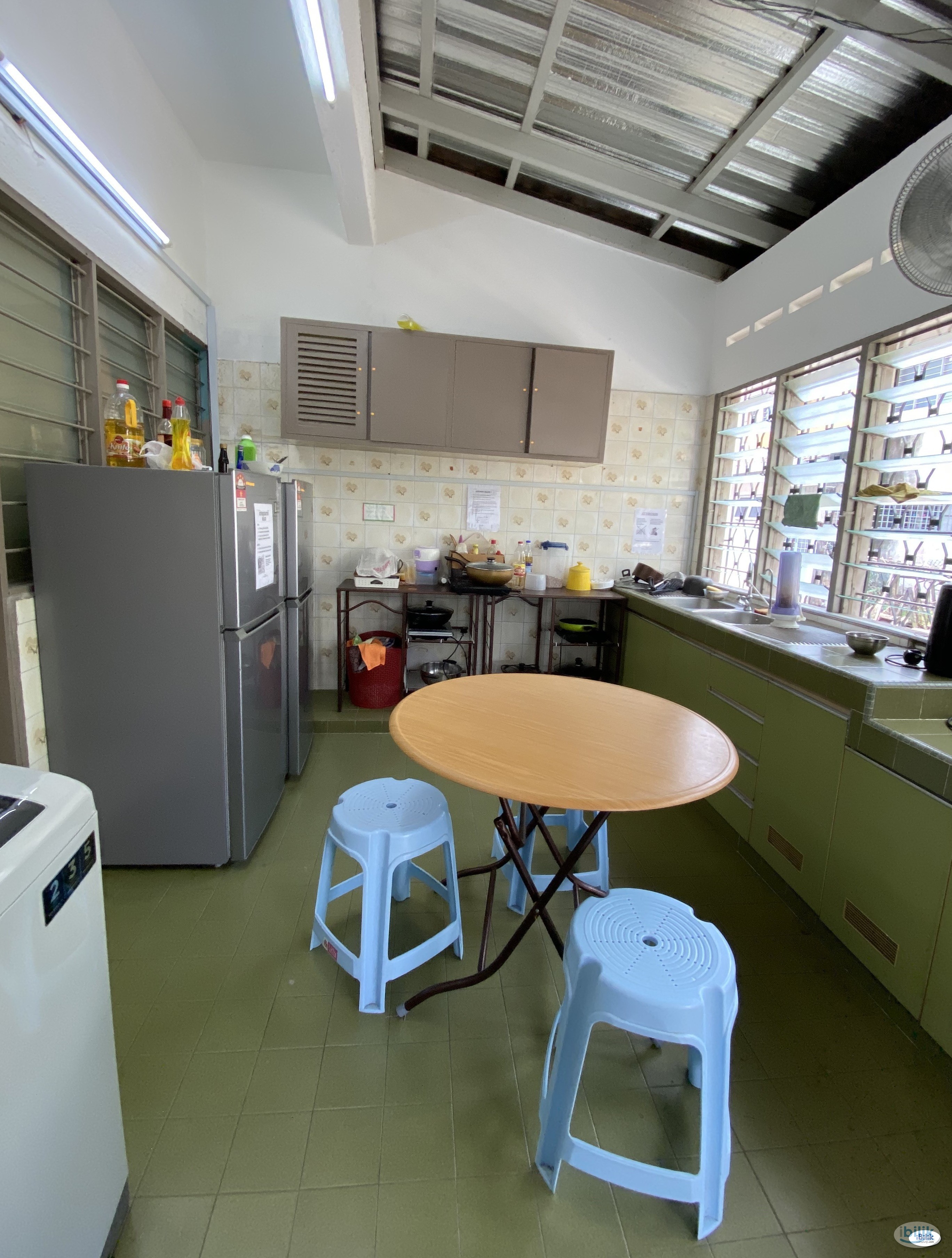 Middle Room With Balcony at Sea Park, 10mins walking to LRT Paramount Petaling Jaya - Image 3