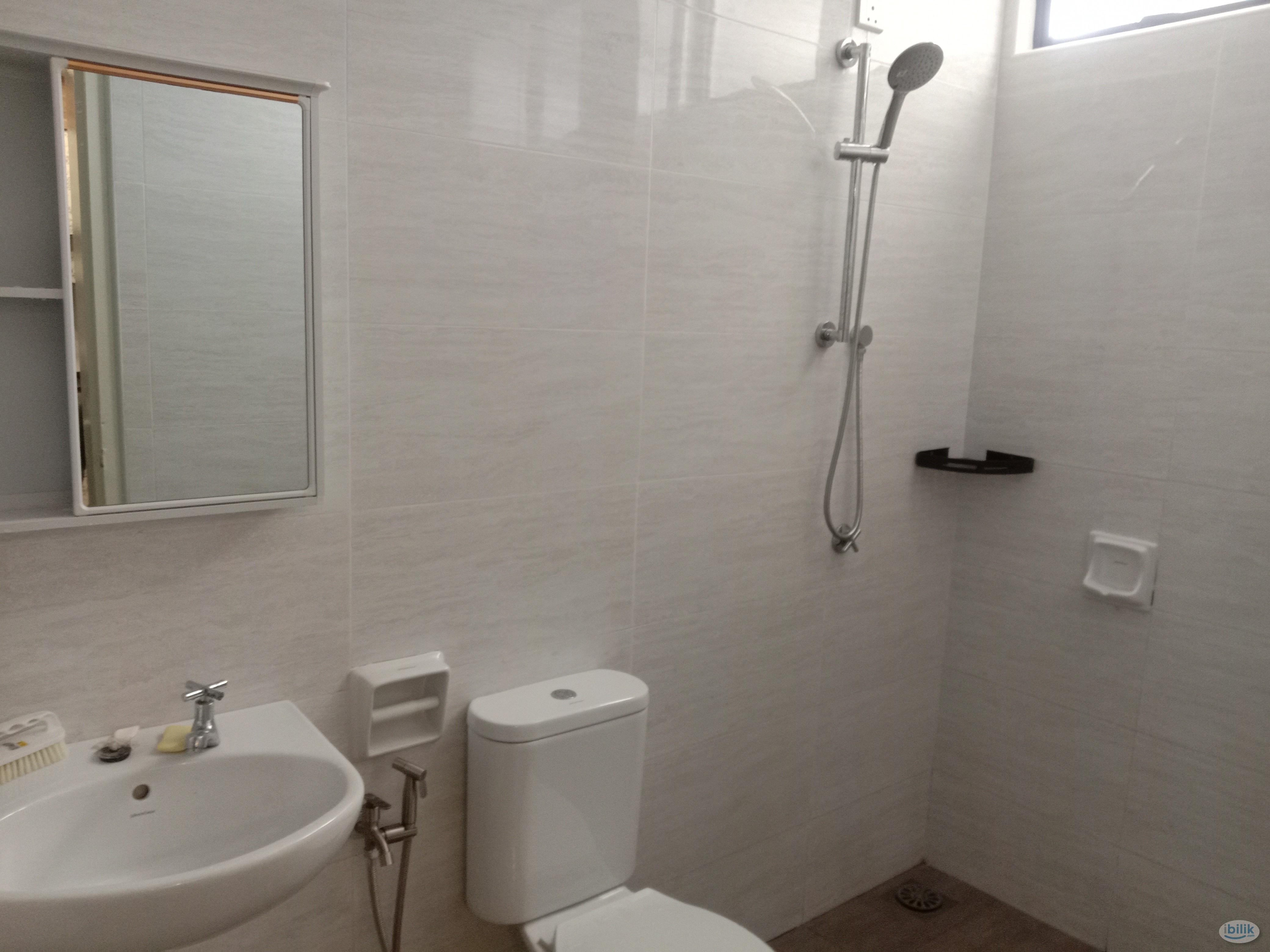 Middle Room at Tanjung Minyak, Melaka Tengah - Image 4