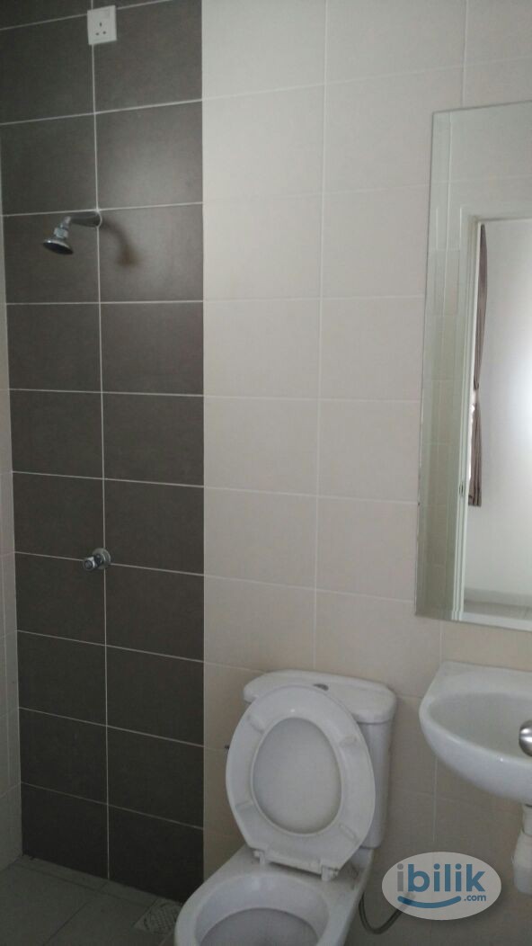 Immediately Available Security Gated and Guarded Available immediately Middle Room at Kota Kemuning, Shah Alam, Private  - Image 2