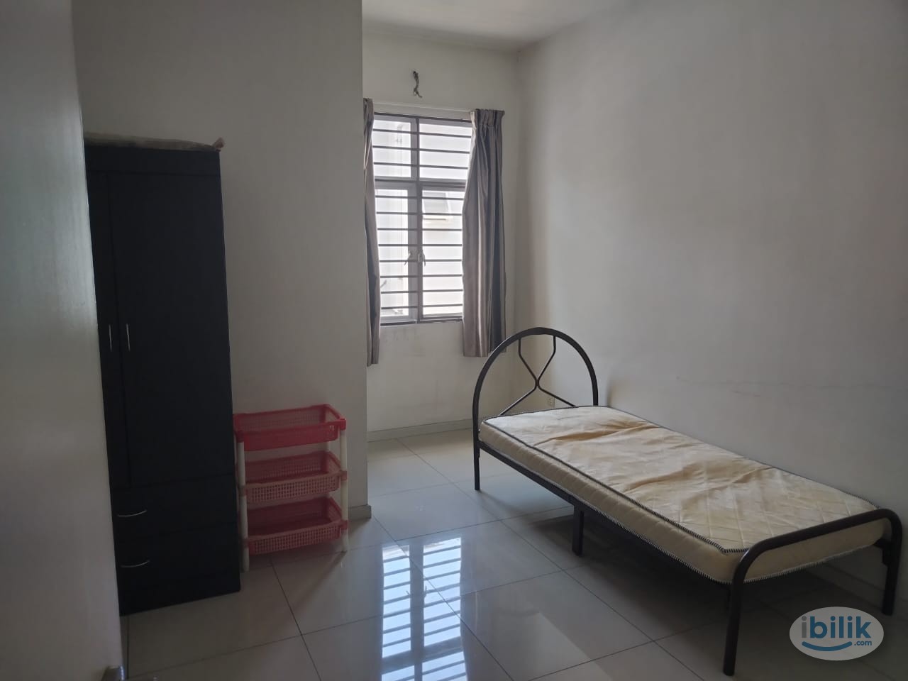 Immediately Available Security Gated and Guarded Available immediately Middle Room at Kota Kemuning, Shah Alam, Private  - Image 3
