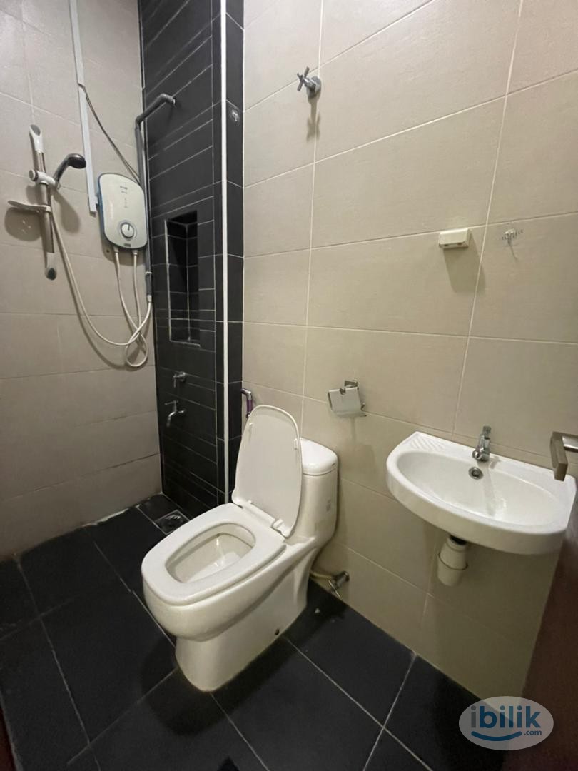 Middle Room with Private Bathroom at Alam Impian, Shah Alam - Image 3