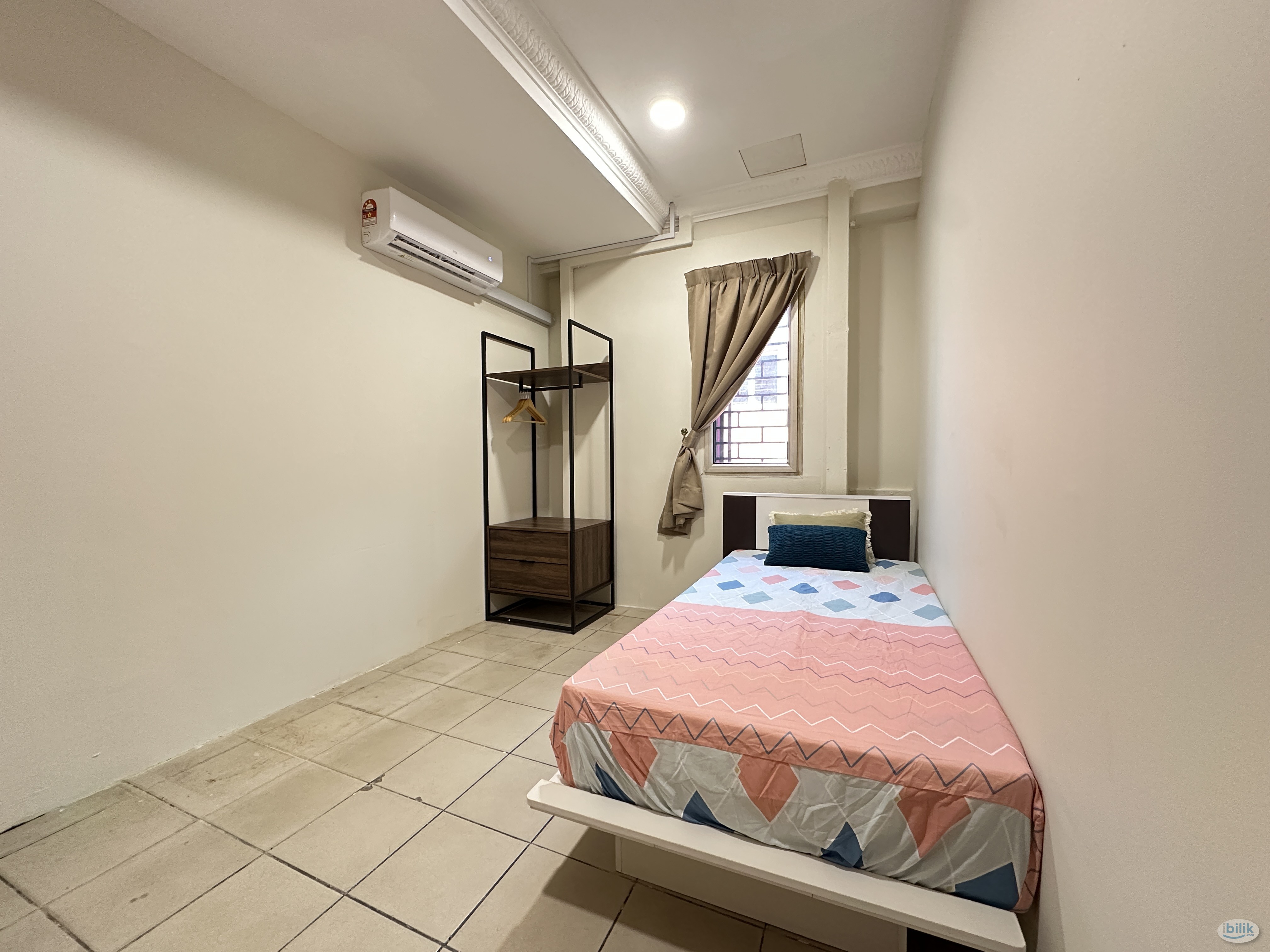 Only walk to Masjid Jamek LRT 🚶‍♀️ Room for Rent at Masjid Jamek - Image 1