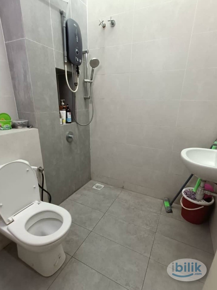 Walking Distance to USJ LRT 🚄 Medium Room + Window + Aircond - Image 1