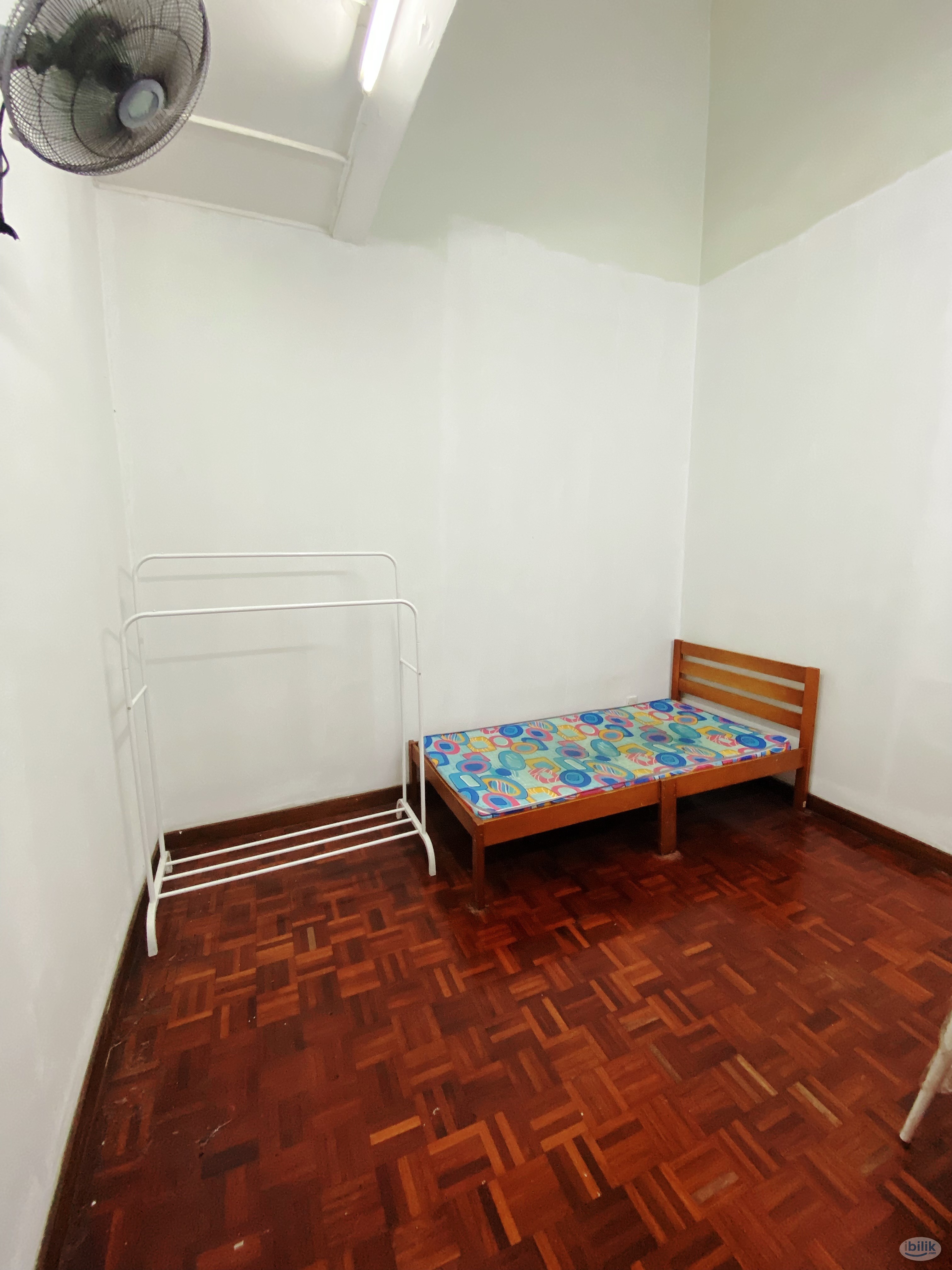 ✨🌈 SS2, Middle room with AC and furniture❄️🚆Enjoy 100MBPS WIFI, fully furnished accommodations - Image 1