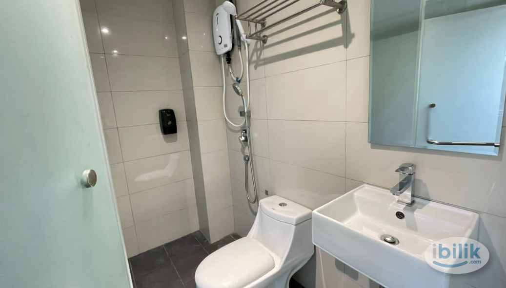 Middle Room with Private Bathroom at Petaling Street, Pudu - Image 1