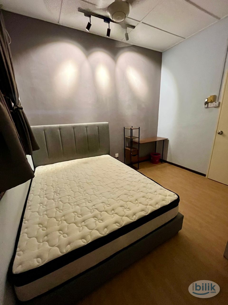 Medium Room Female Unit, Attached shared Bathroom at Damansara Emas, Kota Damansara - Image 4