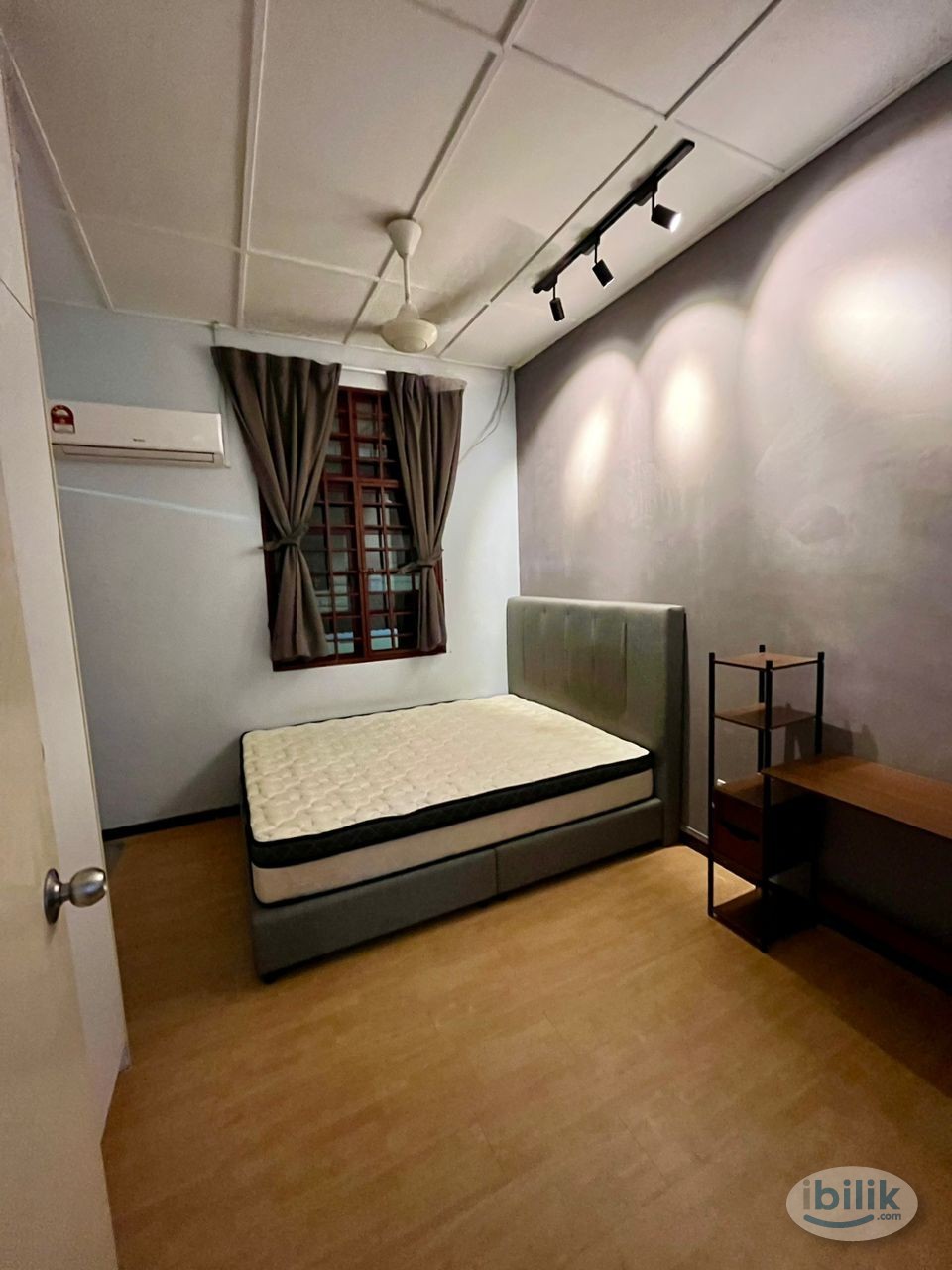 Medium Room Female Unit, Attached shared Bathroom at Damansara Emas, Kota Damansara - Image 1