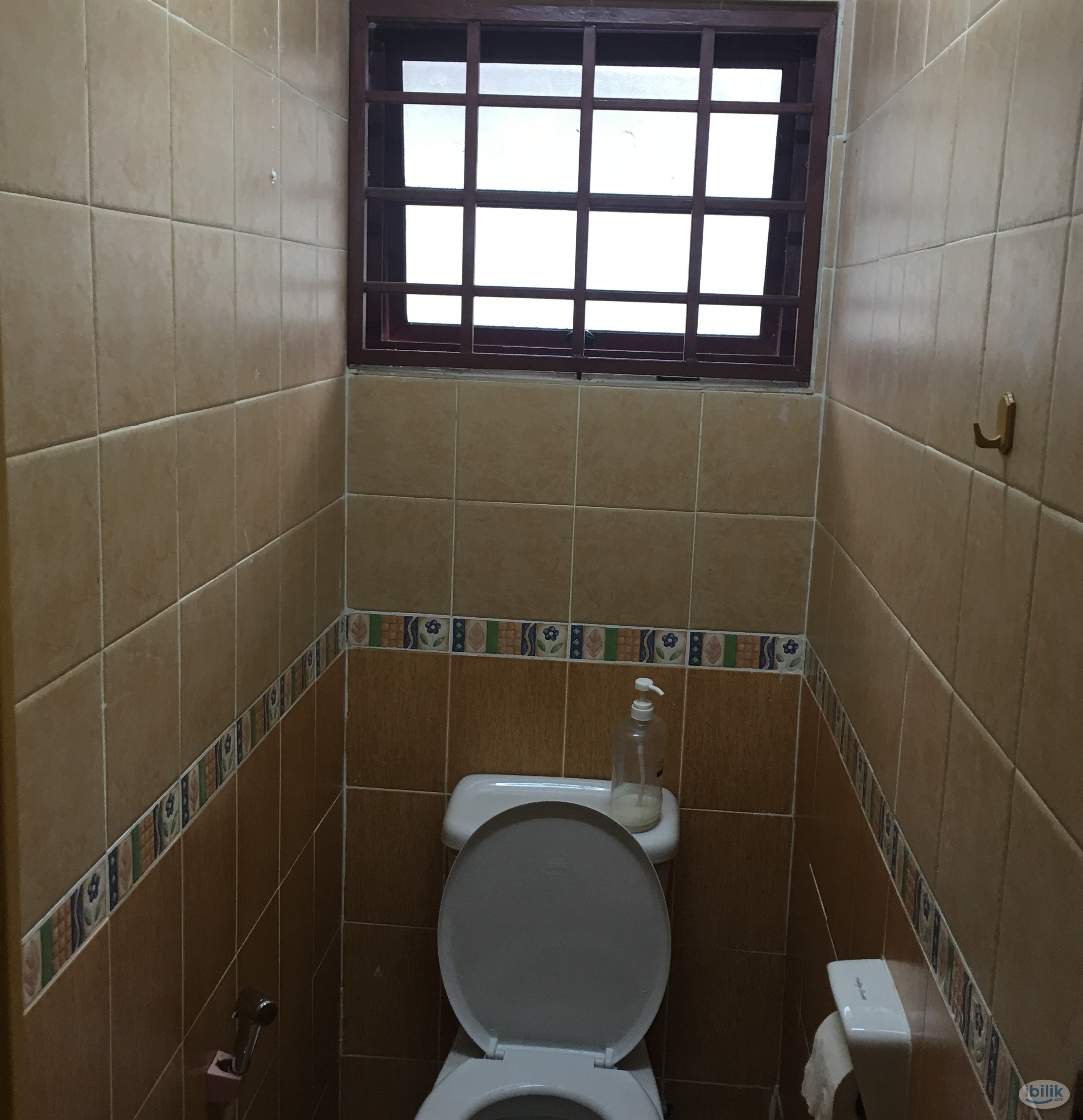 Medium Room Female Unit, Attached shared Bathroom at Damansara Emas, Kota Damansara - Image 5
