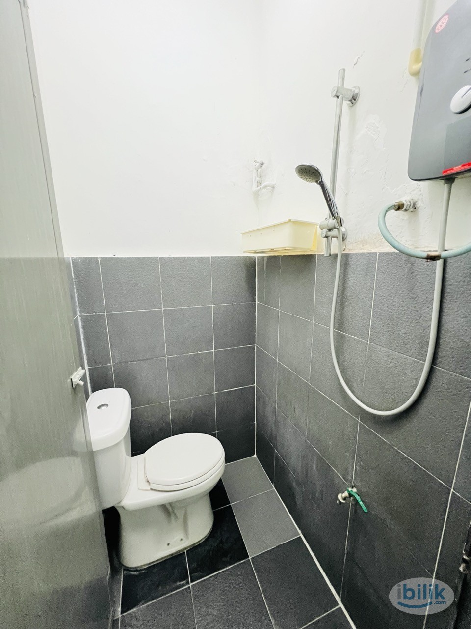 Cozy Twin Sharing Room: A/C, Private Bath & 800Mbps Unifi 🚀 - Image 3