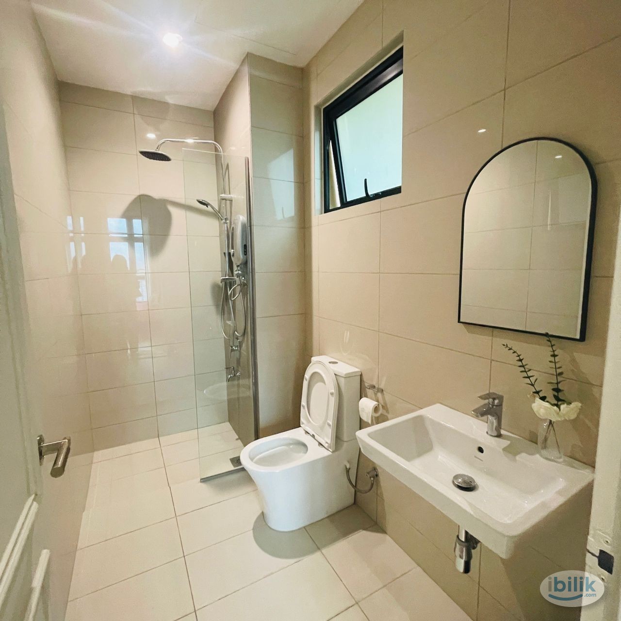 Paradigm Mall Masterbed Room - CIQ 14mins - Image 2