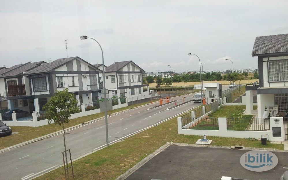 Gated and Guarded Fully Furnished Middle Room at Bukit Indah, Johor Bahru - Image 1