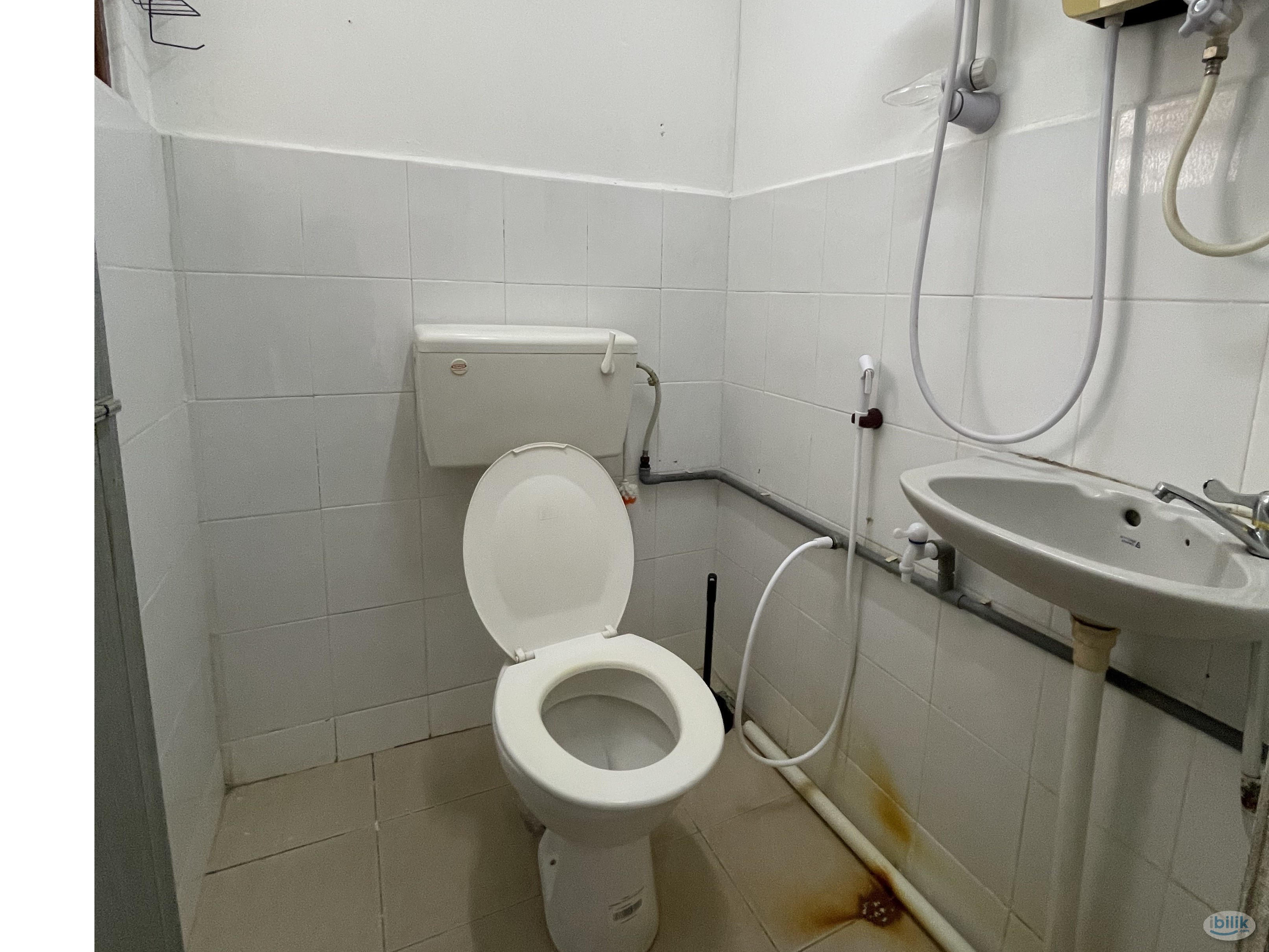 🆕 Furnished Room in SS18, Subang Jaya! 🛏️  🚶‍♂️ 5 mins Walk to LRT 🚉 🌐 Free WiFi  📞 Contact us now for more details! 📲 - Image 2