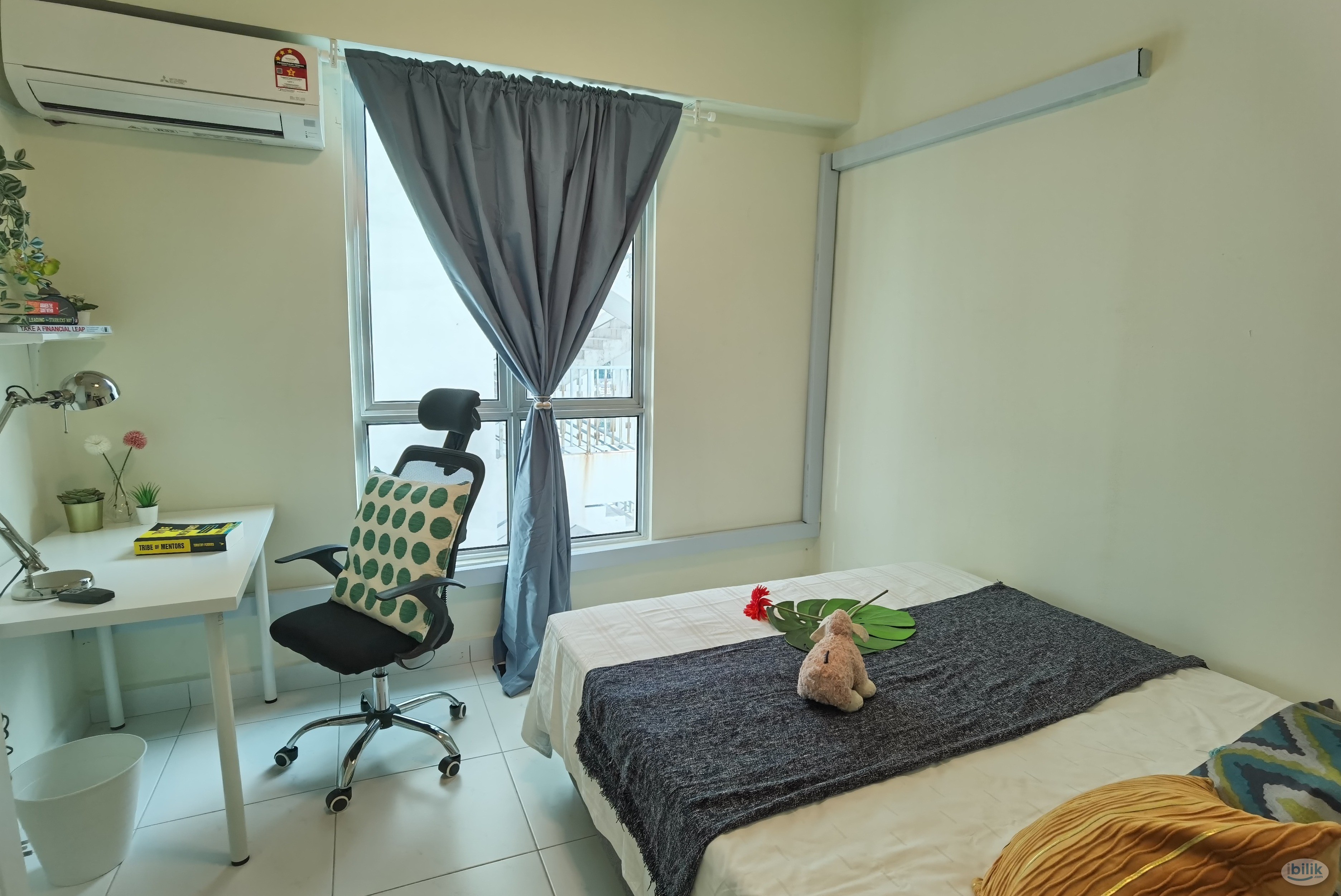 Middle Room at Elit Heights, Bayan Baru - Image 1