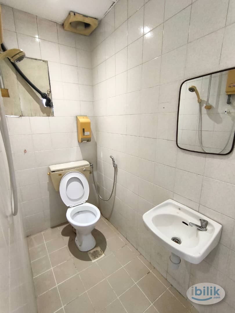 Middle Room at Damansara Uptown, Damansara Utama - Image 4