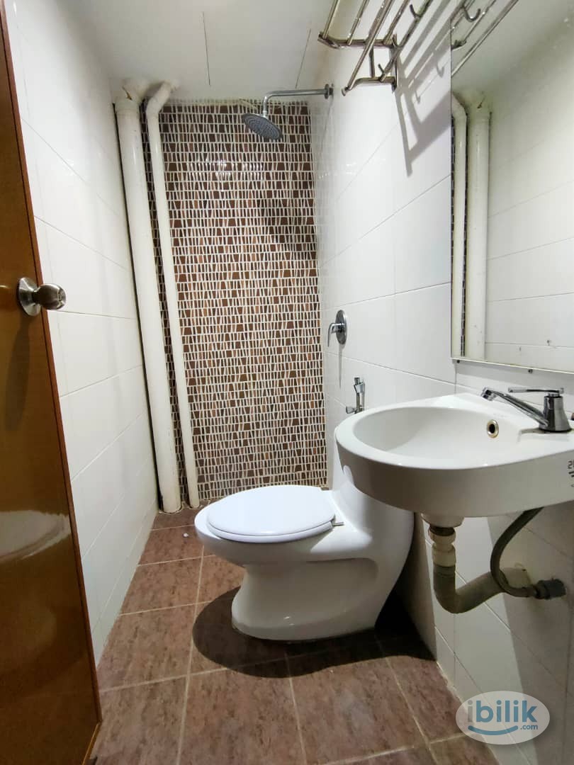 Nearby Atria Mall Middle Room at Damansara Jaya, Petaling Jaya - Image 2