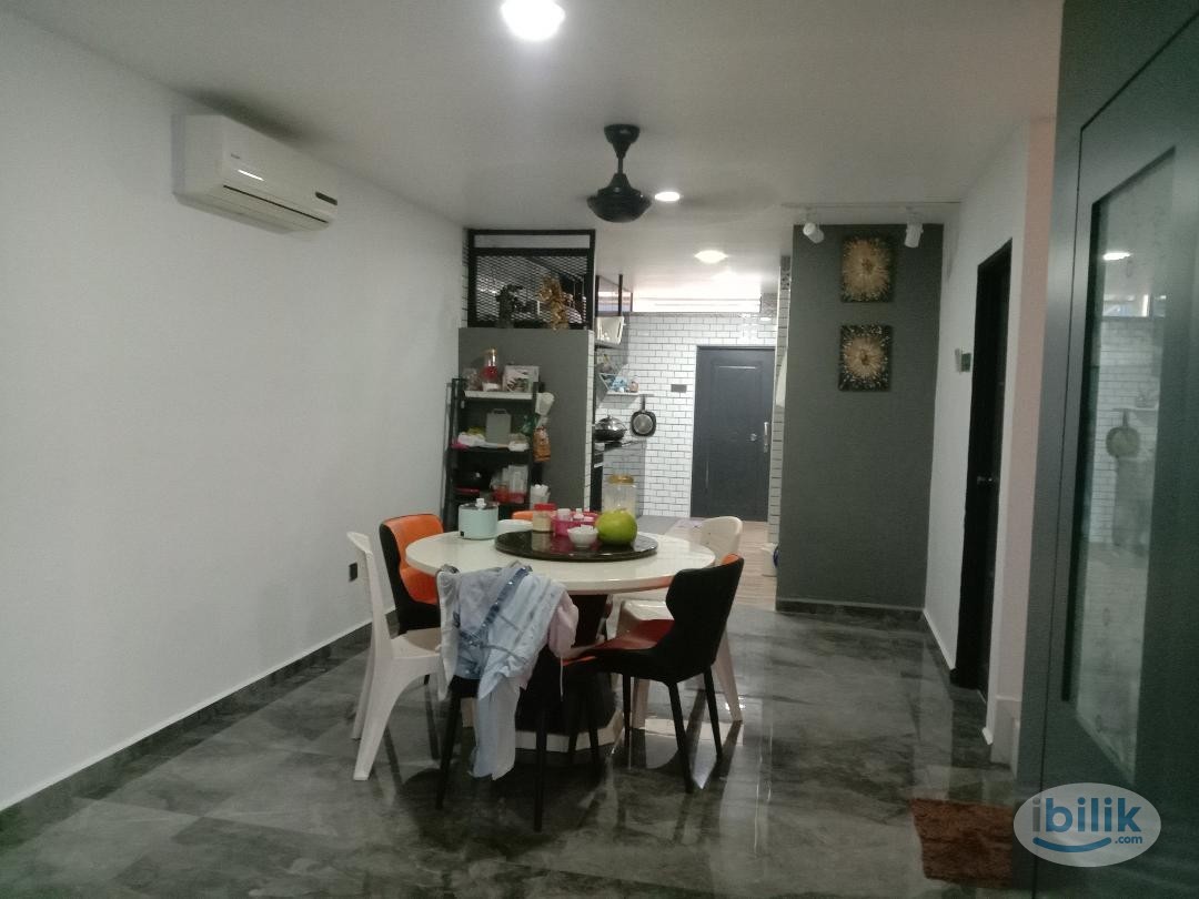 Big  & Nice Master Room with balcony at Taman Angkasa Nuri, Batu Berendam - Image 3