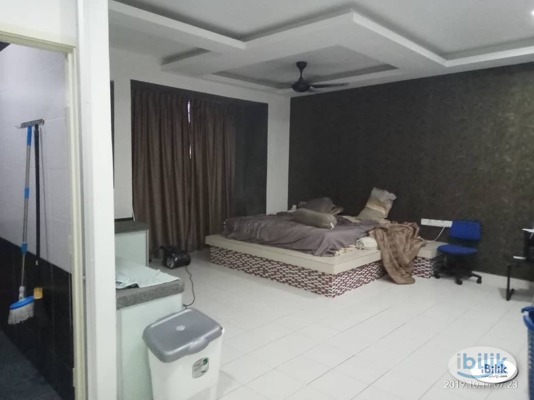 Big  & Nice Master Room with balcony at Taman Angkasa Nuri, Batu Berendam - Image 4