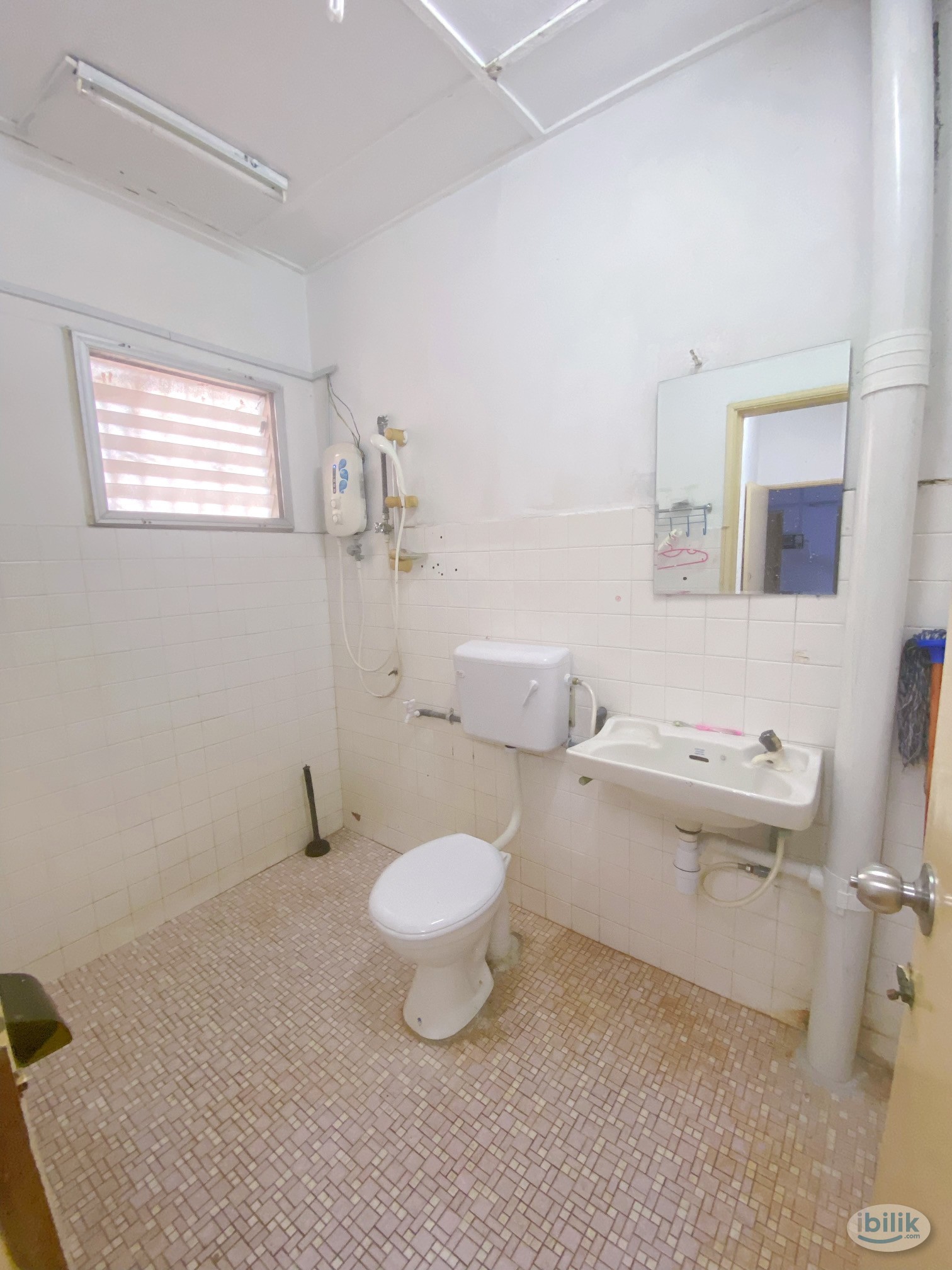 Rooms available for rent. Walking distance to LRT Station - Image 3