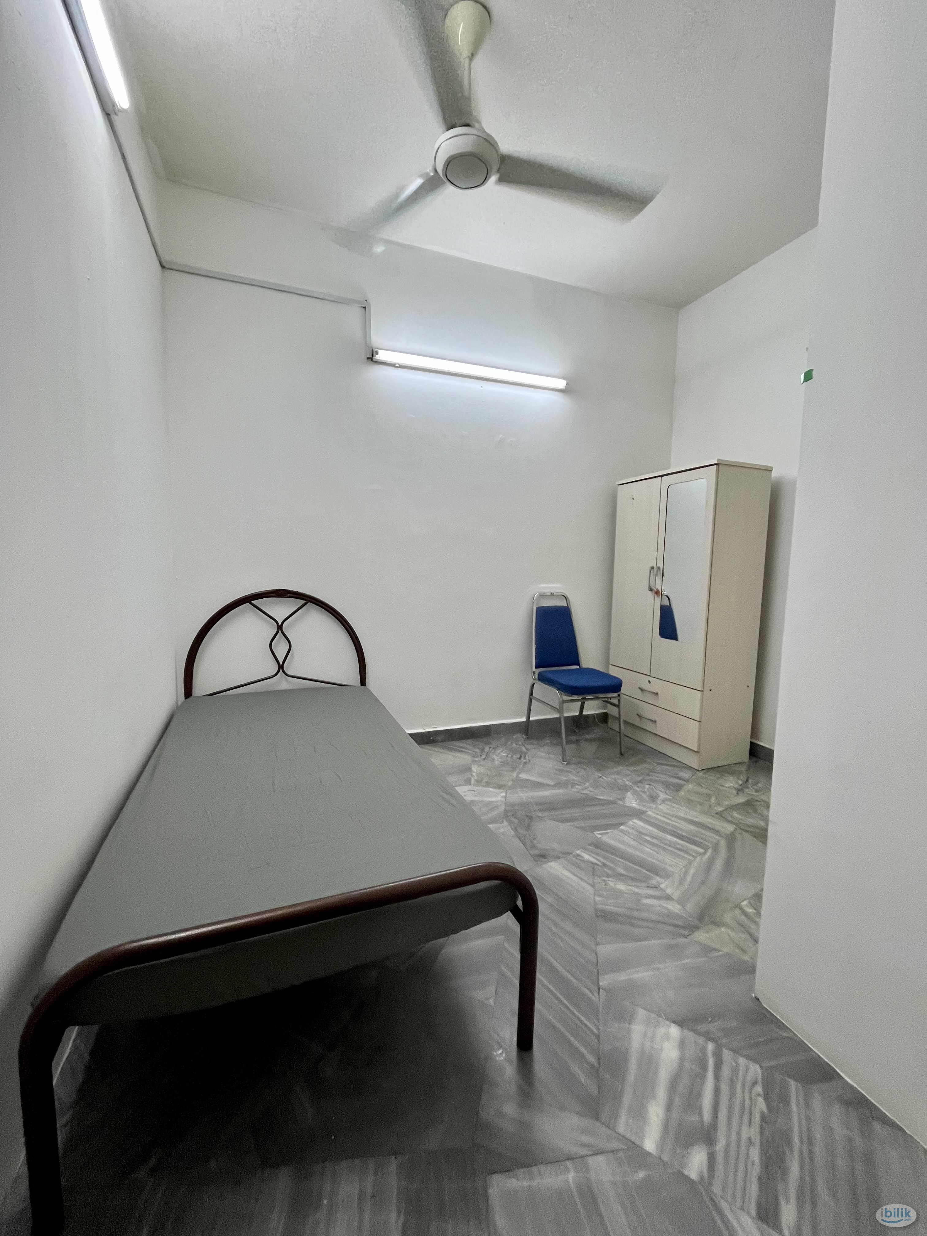 🚶‍♂️ Walking distance to Bandar Utama MRT Station 🚉 - Image 1
