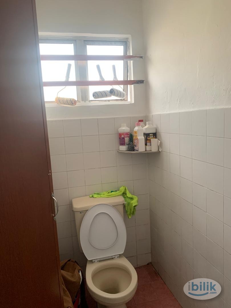 Large Room at Jalan Sri Putri 4/1 For Rent - Image 5