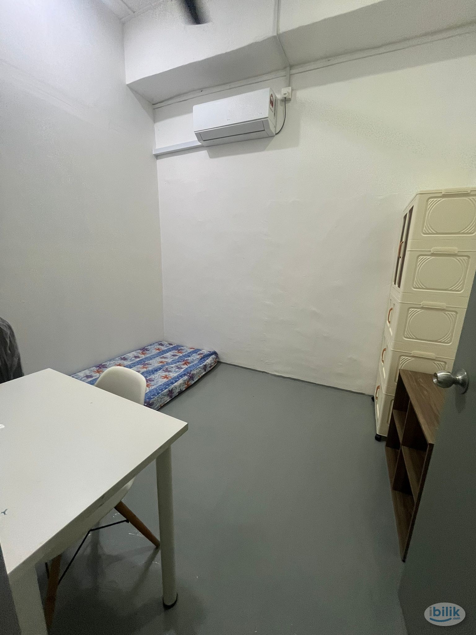 Large Room at Jalan Sri Putri 4/1 For Rent - Image 3