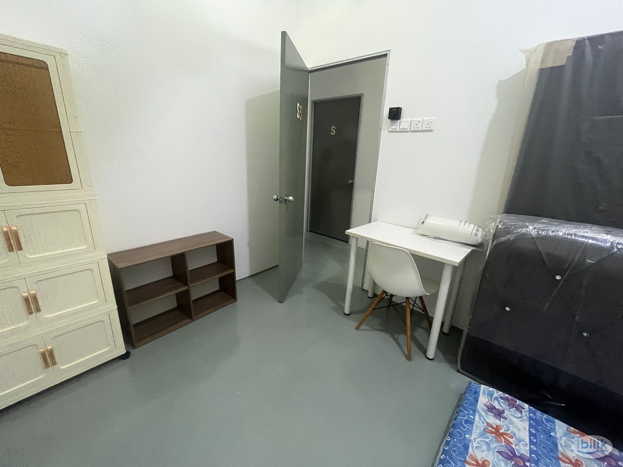 Large Room at Jalan Sri Putri 4/1 For Rent - Image 2